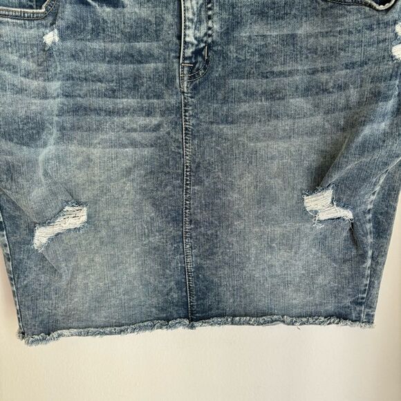 Torrid Women’s distressed denim Jean skirt size 22 - Good used condition- read! - Picture 3 of 8
